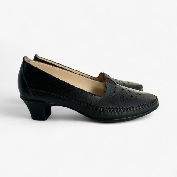SAS Sonyo Slip On Pump Black Leather Low Heel Shoes Moc Toe Womens 7.5 - Picture 1 of 10